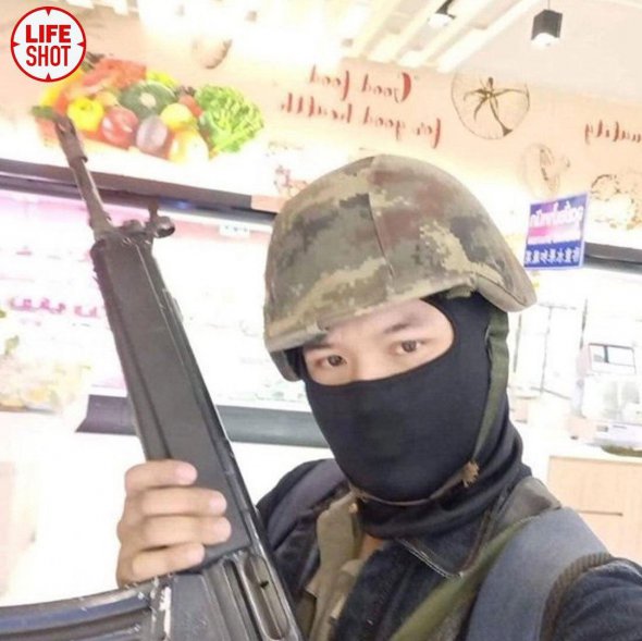 Солдат расстреливал посетителей торгового центра, а затем захватил заложников