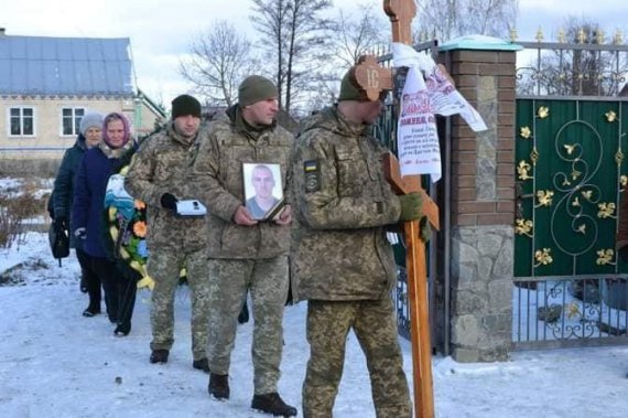 В Житомирской области сотни людей простились с погибшим на Донбассе военным