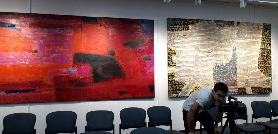 На выставке «Диалог времени» в Киево-Могилянской бизнес-школе представили десять произведений украинских абстракционистов XX и XXI веков, большие картины современных художников экспонируются рядом репродукциями классиков. 