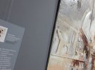 На виставці «Діалог часу» в Києво-Могилянській бізнес-школі представили десять творів українських абстракціоністів ХХ і ХХІ століть, великі картини сучасних художників експонують поруч репродукціями класиків.