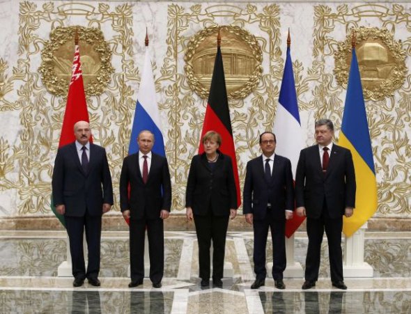Порошенко, Путін, Меркель і Олланд підписалися під Мінськими угодами. 