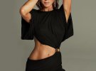 Журнал Interview Magazine оприлюднив фото Аністон з нової зйомки, на яких вона позує у коротких шортах та ботфортах, демонструючи приголомшливе тіло