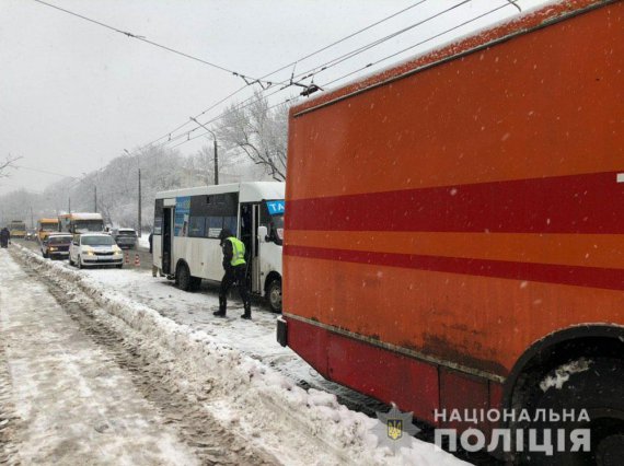 Водитель маршрутки не справился с управлением и врезался в припаркованный на обочине троллейбус техпомощи