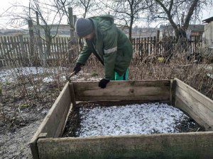 Андрій Бігоцький закладає парник у лютому, щоб до весни прогрівся ґрунт. Першими висіває перець і баклажани