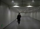 Мужчина в пустом переходе станции метро