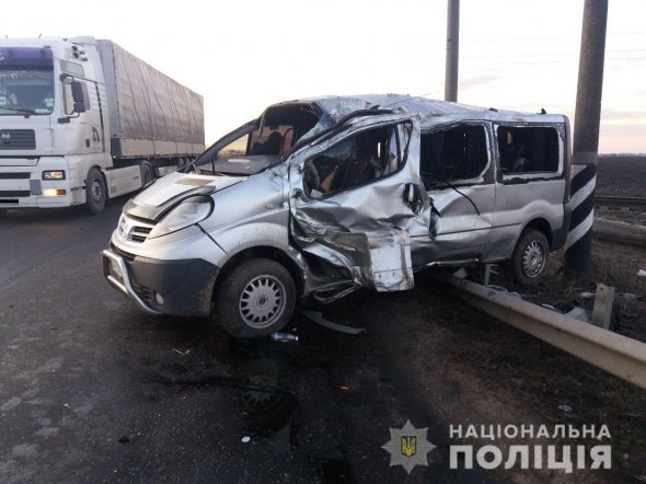 На Николаевщине микроавтобус Nisan перевернулся и влетел в отбойник