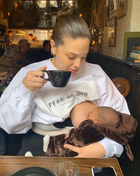 Ешлі демонструє, як годує свого малюка