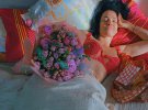 Співачка і модель Даша Астаф'єва поділилася світлиною з ліжка, де вона лежить в червоній білизні із рожевим букетом троянд