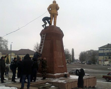 Активісти повалили пам'ятник Леніну в Охтирці на Сумщині