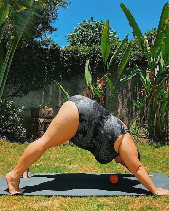 Співачка наробила фото в купальнику у йога-позах і виклала їх в Іnstagram