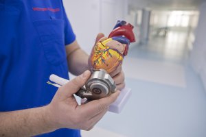 Імплантований механізм допомагатиме серцю чоловіка належним чином функціонувати.
