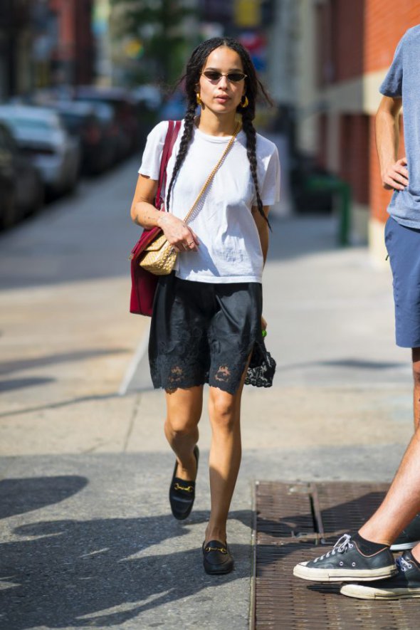 Американская актриса Зои Кравиц демонстрирует модные лоферы