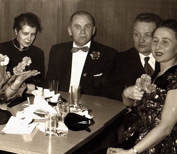 Улас Самчук (другий ліворуч) із дружиною Тетяною (біля нього) жили в Торонто з 1948 року. Разом із ними на фото Євген і Євгенія Пастернаки. Перший час у Канаді Самчуки жили в їхньому будинку