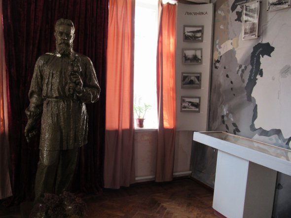 В комнате, где Лев Симиренко был смертельно раненый, устроили стенд музея семьи Симиренко