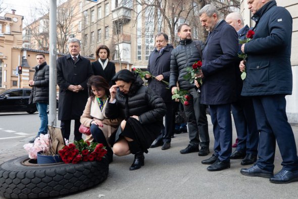 Петр Порошенко вместе с депутатами "Европейской Солидарности" почтил память Героев Небесной Сотни