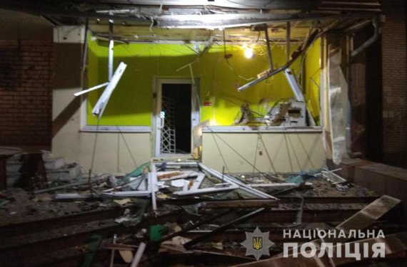 В Запорожье взорвали банкома на первом этаже 5-этажки