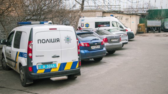 У Києві в будинку на вул. Тургенєвській двірник знайшов у бойлерній двох чоловіків - один мертвий, інший у важкому стані