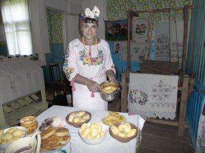На Масляну 52-річна Світлана Вовчок із села Камка Сновського району на Чернігівщині готує вареники з сиром, оладки зі сметаною, налисники в маслі. Фото 2018 року