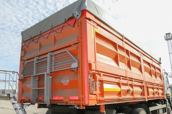 Зерновоз КрАЗ-6511С4 оборудован самосвальной зерновозной платформой объемом 35 кубометров