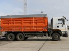 Зерновоз КрАЗ-6511С4 оборудован самосвальной зерновозной платформой объемом 35 кубометров