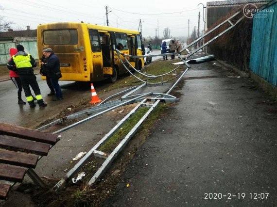 У Маріуполі автобус врізався в зупинку, є постраждалі