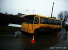 В Мариуполе автобус врезался в остановку, есть пострадавшие