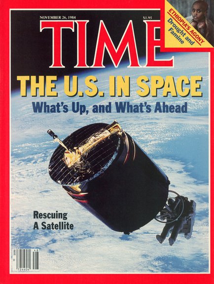 На этом фото, сделанном с борта шаттла "Discovery", изображен астронавт Дейл Аллан Гарднер во время выхода в открытый космос, с помощью управляемого портфеля для маневрирования
