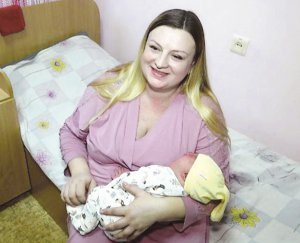 Ольга Кареліна тримає доньку Катерину. Народилася вагою п’ять кілограмів 260 грамів. Пологи пройшли без ускладнень, тривали шість годин