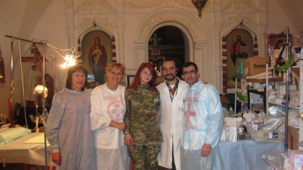 Вікторія з матір'ю і лікарями у польовому госпіталі Михайлівського собору