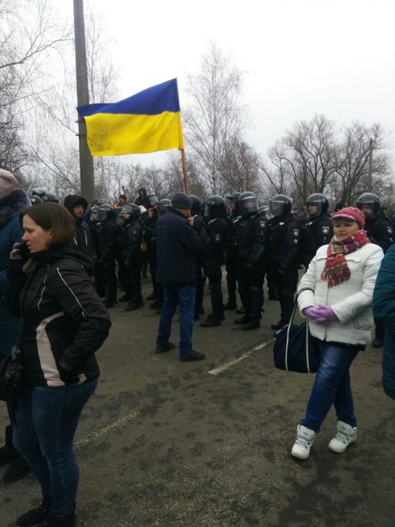 В новых Санжарах люди вышли на акцию протеста против украинцев и иностранцев, прилетевших из Китая