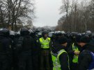 В новых Санжарах люди вышли на акцию протеста против украинцев и иностранцев, прилетевших из Китая