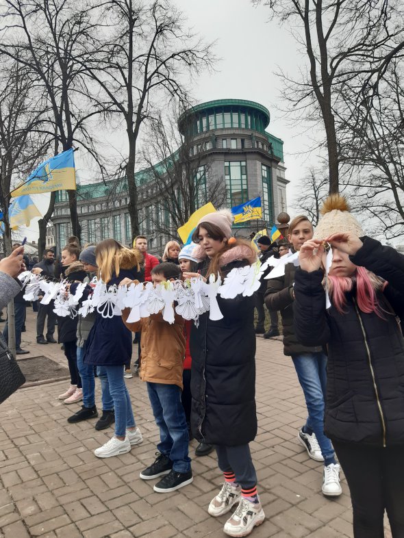 Дети вместе с учителями присоединились к тихой акции "Ангелы памяти"