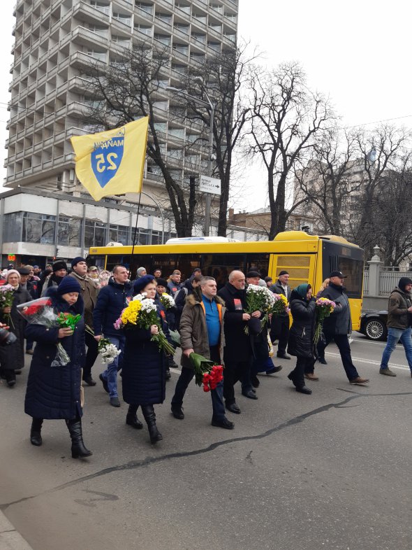 Чтобы почтить павших на Майдане, люди приносили цветы
