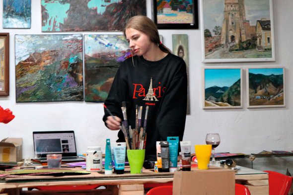 Вікторія РОМАНЧУК, 22 роки, художниця. Народилася 21 грудня 1997-го у місті Ківерці на Волині. Закінчила факультет художнього розпису Косівського училища декоративно-прикладного мистецтва на Івано-Франківщині та відділ монументального живопису Львівської національної академії мистецтв. Під час Революції гідності була у складі 35-ї сотні самооборони Майдану ”Волинська січ”. Мала псевдо ”Відьма”. 18 лютого 2014 року отримала поранення від світло-шумової гранати біля Будинку профспілок. Нагороджена орденом ”За мужність” ІІІ ступеня. У грудні 2018-го презентувала в Луцьку проєкт про Майдан ”Сторожа”. Малює в техніці акварель. Мала сім персональних виставок. Працює художницею по світлу у Львівському академічному драматичному театрі імені Лесі Українки. Незаміжня