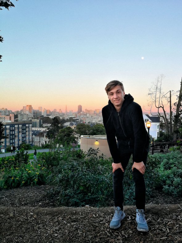 Артем КАЛИТА, 18 років, студент. Народився в місті Гайсин на Вінниччині. Батько – військовослужбовець, мати працює в органах місцевого самоврядування. 2017-го став фіналістом програми з обміну майбутніх лідерів FLEX, рік навчався в американській середній школі у Форт-Коллінс, штат Колорадо. Отримав подяку за волонтерську діяльність від департаменту освіти США. Вчиться в університеті Minerva Schools at KGI у Сан-Франциско У 10-му класі створив дебатний клуб, а згодом – школу в районі. Як член громадського об’днання ”Вінницька дебатна ліга” тренував команду Вінницького національного педагогічного університету. Член молодіжного Європарламенту. Захоплюється лижним спортом і футболом Неодружений