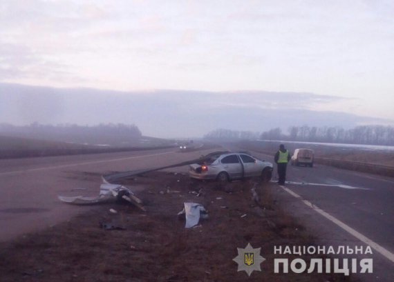 На Харківщині відбійник прошив автомобіль Skoda. У салоні були 19-річні водій та пасажир. Вони дивом уціліли