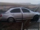 На Харьковщине отбойник прошил автомобиль Skoda. В салоне были 19-летние водитель и пассажир. Они чудом уцелели