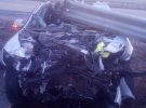 На Харківщині відбійник прошив автомобіль Skoda. У салоні були 19-річні водій та пасажир. Вони дивом уціліли