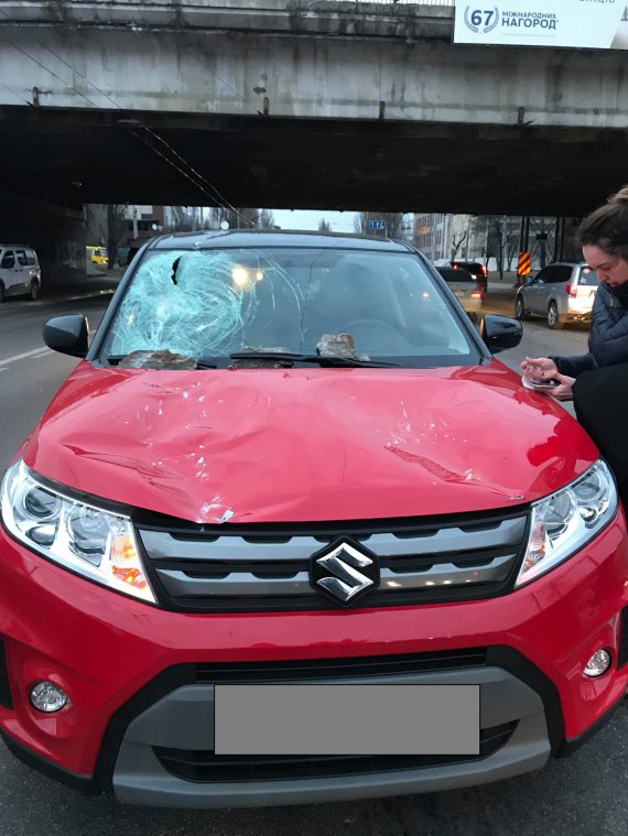 В Киеве куски от Дегтяревского путепровода упали на автомобиль, проезжавший под мостом