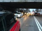 В Киеве куски от Дегтяревского путепровода упали на автомобиль, проезжавший под мостом