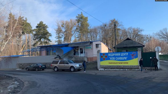 В поселке Новые Санжары на Полтавщине произошли столкновения из-за заселения в медицинский центр Национальной гвардии эвакуированных из Китая украинцев