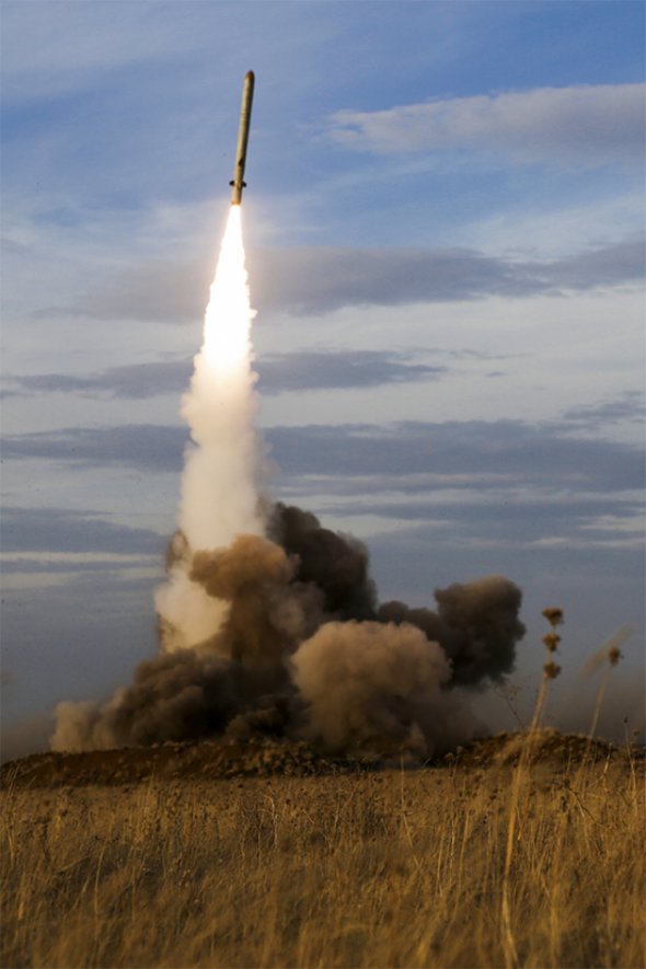 Российская крылатая ракета 9М729. В США объясняют, что разработка такого вооружения запрещена условиями Договора о ракетах средней и меньшей дальности. Поэтому в прошлом году страны приостановили действие соглашения.