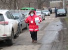 Представители миссии Красного Креста в Украине координируют помощь, которую привозят волонтеры эвакуированным из Китая