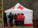 В палатке Красного Креста раздают горячие напитки и печенье