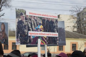 Десятки людей прийшли з плакатами під стіни посольства, вигукуючи: "Російська армія — геть!".