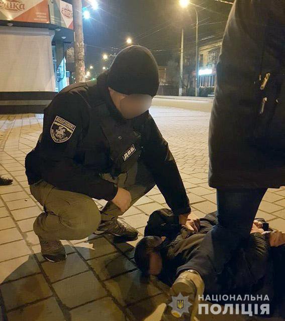 В Хмельницком задержали группу харьковчан, которые выдавали себя за полицейских и выманивали у людей деньги в различных областях