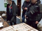 У Хмельницькому затримали   групу харків'ян, які видавали   себе за поліцейських  та видурювали в людей  гроші в різних областях