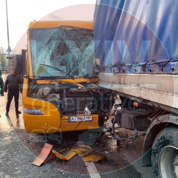 В Киеве пассажирская маршрутка врезалась в грузовик