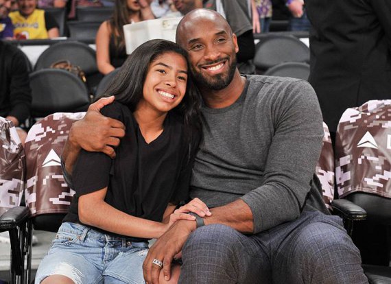 Американский баскетболист 41-летний Коби Брайант и его дочь Джианна-Мария, 13 лет погибли в конце января в крушения в Калифорнии
