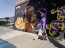 У Лос-Анджелесі  фани вшанували пам’ять   з п'ятикратного чемпіона Національної баскетбольної асоціації США Кобі Браянта та його доньки Джіни